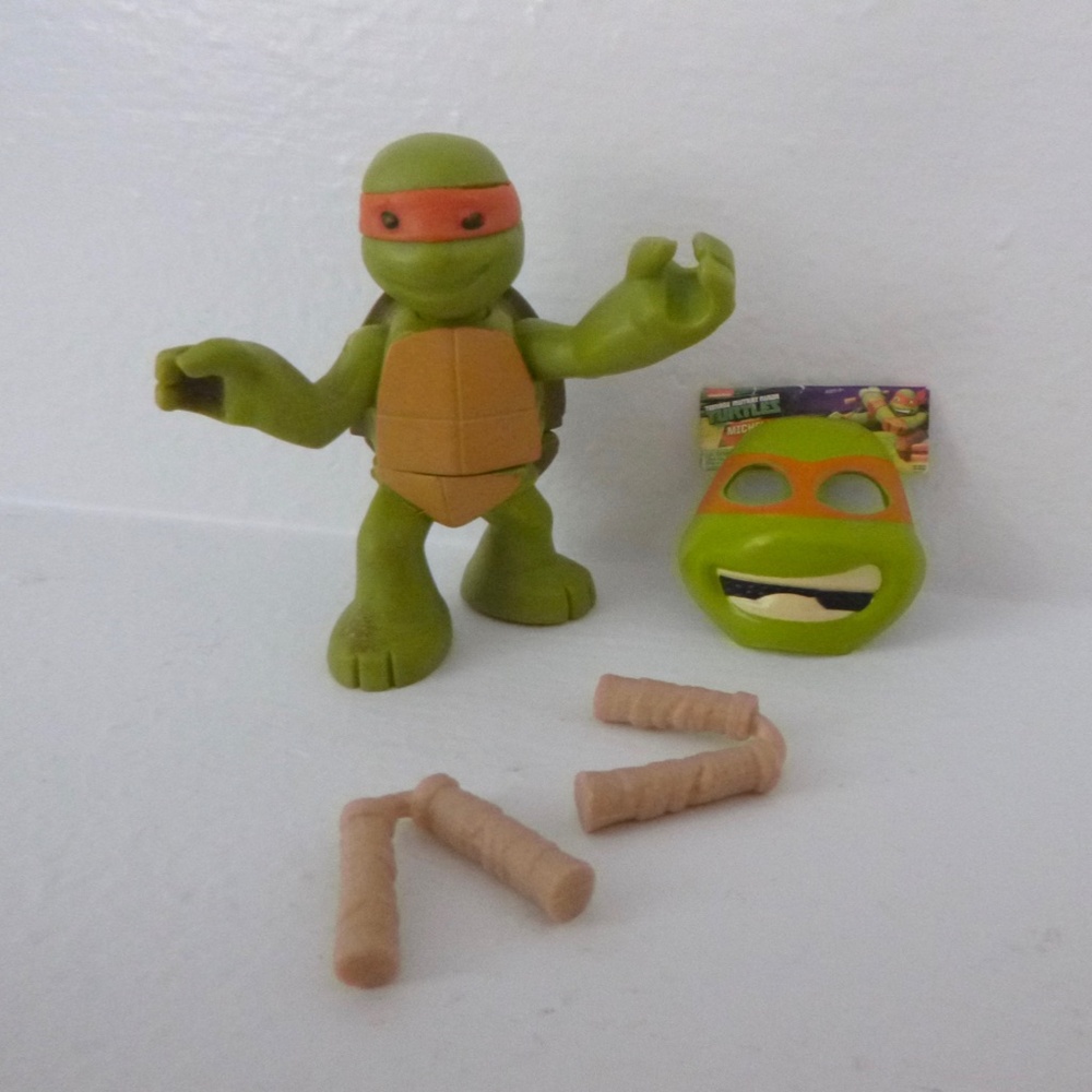 IMAGINEXT HALF SHELL HEROS TMNT MICHELANGELO w/NUNCHUCKS & MINI BRANDS